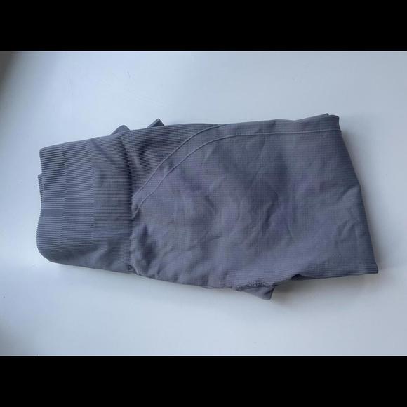 Lululemon cropped seamless leggings size 4 - Picture 3 of 3